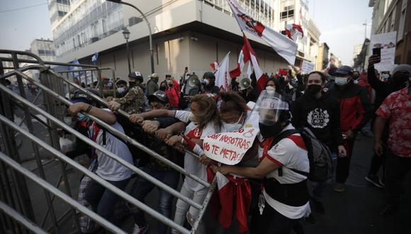 El hecho ocurrió en el cruce de los jirones Junín y Lampa. Manifestantes se enfrentaron a los agentes e intentaron tumbar las rejas de seguridad. (Foto: El Comercio)