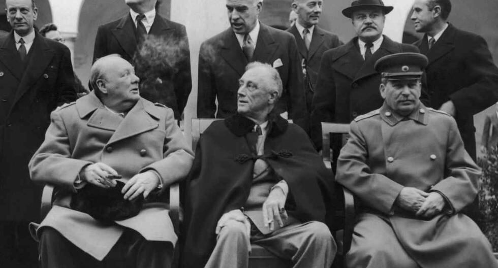 "*EFEMÉRIDES*":https://laprensa.peru.com/noticias/efemerides-62288 | Esto ocurrió un día como hoy en la historia: en 1945 comenzó la conferencia de Yalta. Churchill, Roosevelt y Stalin, (en ese orden en la histórica foto) establecieron las zonas de influencia en Europa tras la II Guerra Mundial. (Foto: Keystone Features/Getty Images)