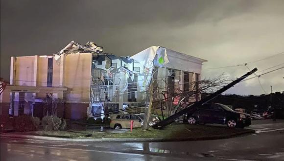 Un hotel Hampton Inn sufrió graves daños después de que un tornado azotara Fultondale, Alabama (Estados Unidos), el lunes 25 de enero de 2021. (Alicia Elliott/AP).