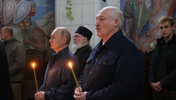 El presidente ruso, Vladimir Putin, y su homólogo de Bielorrusia, Alexander Lukashenko, visitan el monasterio de Valaam en la isla de Valaam, en la parte norte del lago Ladoga, el 24 de julio de 2023. (Foto de Alexandr Demyanchuk / SPUTNIK / AFP)