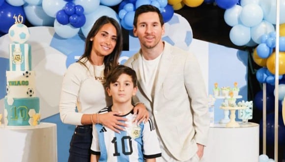 Antonela Roccuzzo y Lionel Messi junto a su hijo Thiago. (Imagen: @antonelaroccuzzo / Instagram)