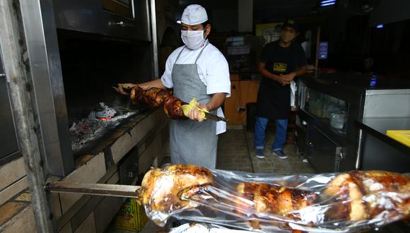 Datos de Google Trends revelan que la búsqueda de “delivery de pollo a la brasa” se disparó hasta en 400% en los últimos 30 días. (Foto: Fernando Sangama / GEC)