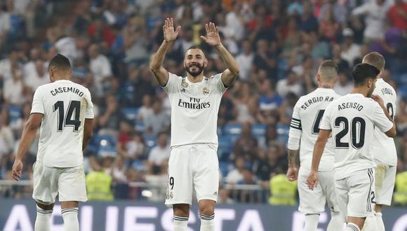 El árbitro del partido anuló la anotación de Karim Benzema, pero luego recurrió al VAR para observar la acción. Al ver todas las imágenes se retractó y validó el gol a favor del Real Madrid. (Foto: AFP)