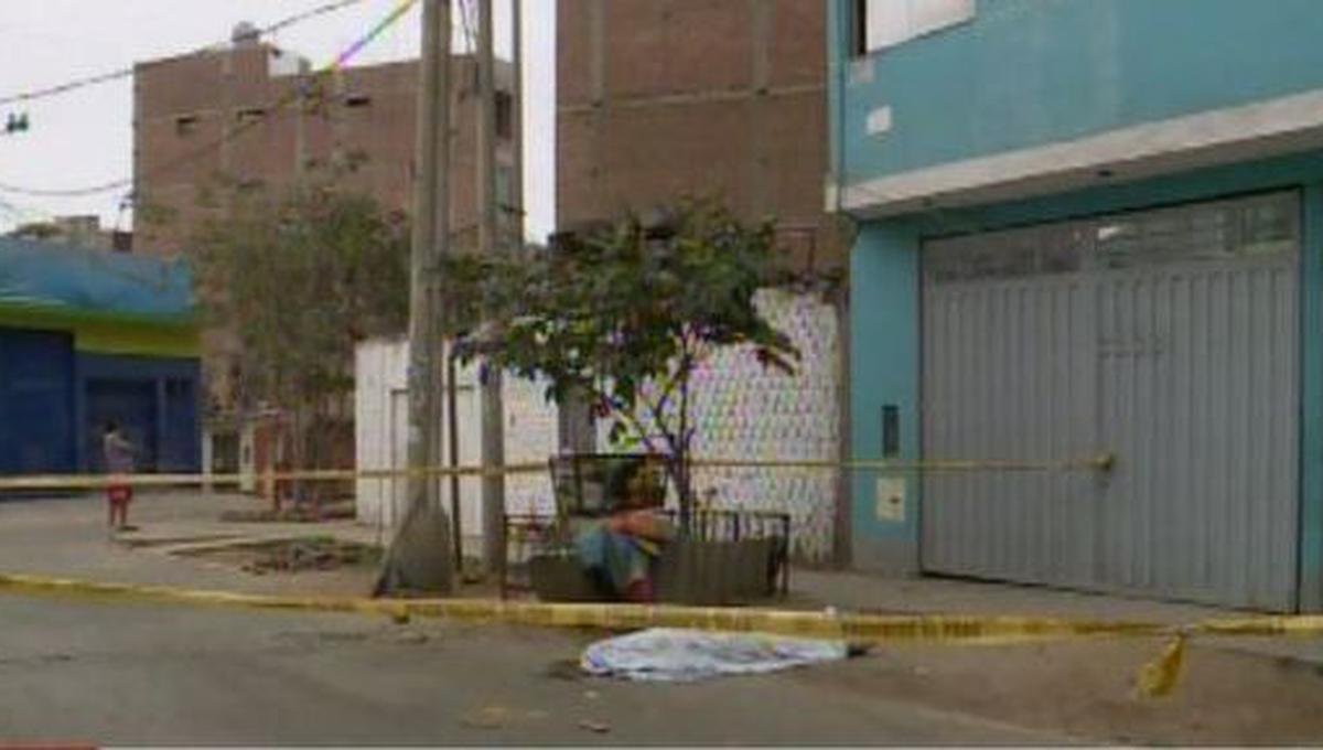 Junior Escalona Castañeda (29) vivía en el edificio, ubicado en la calle Botón de Oro, junto a su familia. Trabajaba como mototaxista. (Foto: Captura/América Noticias)