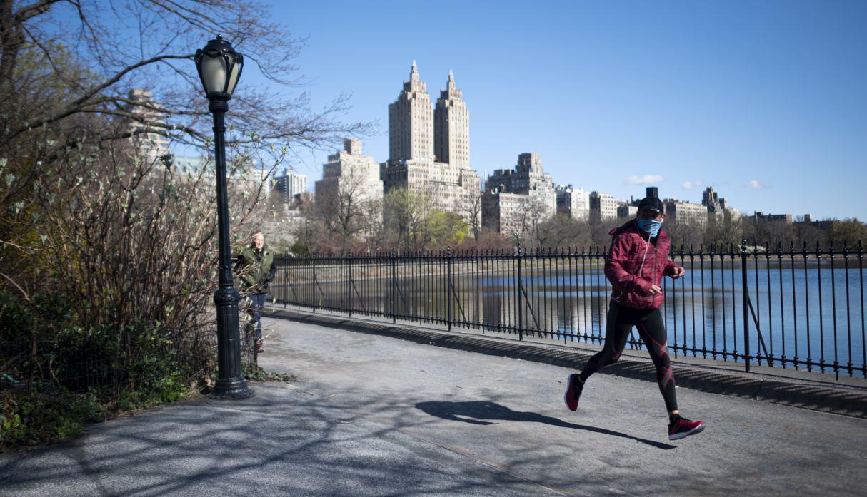 Ya no hay béisbol, ni carruajes de caballos, ni hordas de turistas. Han sido reemplazados por el canto de los pájaros, caminatas solitarias y un renovado aprecio por la belleza del Central Park durante la cuarentena de Nueva York debido al coronavirus. (Johannes EISELE / AFP).