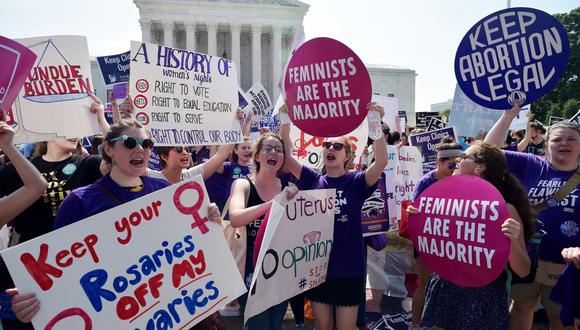 Activistas por el derecho al aborto celebran después de que la Corte Suprema de Estados Unidos derogara una ley de Texas que imponía restricciones a las clínicas de aborto, el 27 de junio de 2016. (MANDEL NGAN / AFP).