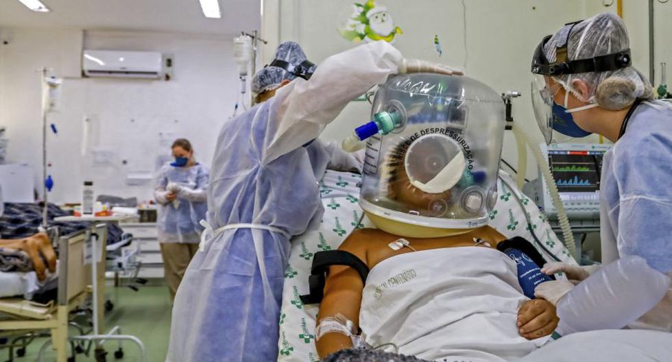 Un paciente utiliza una nueva tecnología no invasiva que puede reducir la necesidad de intubación en el área COVID-19 del Hospital Centenario en Sao Leopoldo, estado de Rio Grande do Sul, sur de Brasil. (Foto: SILVIO AVILA / AFP)