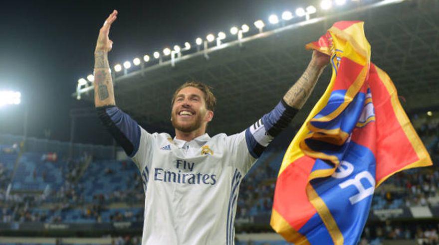 Sergio Ramos festejó con la bandera española en la mano. (Foto: Agencias)