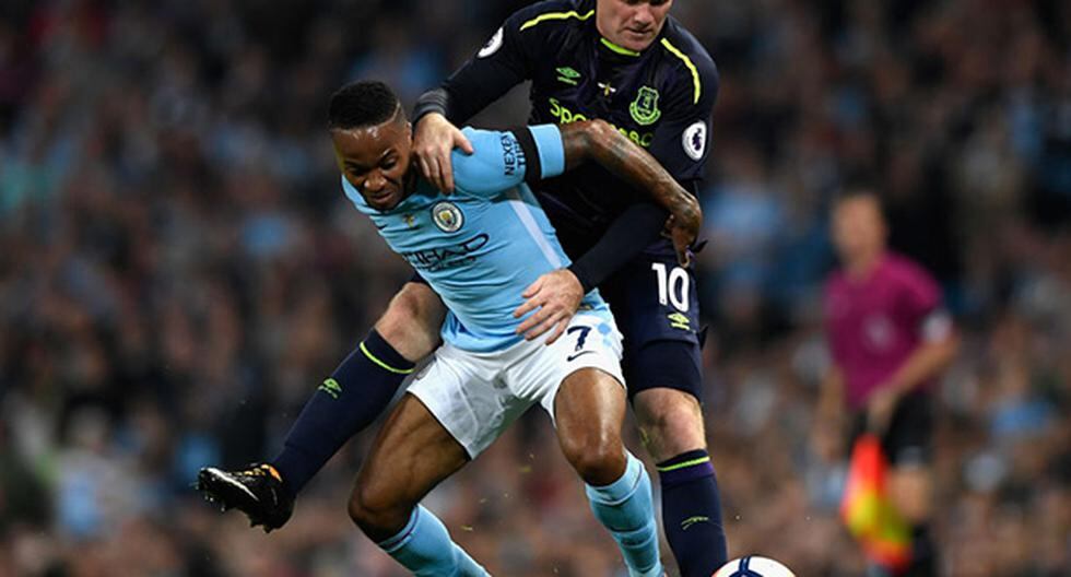 Manchester City y Everton empataron y en la foto, los autores de los goles: Wayne Rooney y Sterling. (Foto: Getty Images)