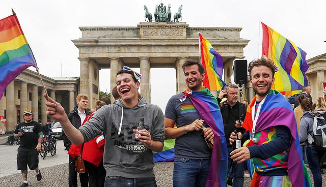 BE63 BERLÕN (ALEMANIA) 30/06/2017.- Varias personas celebran la aprobaciÛn de la legalizaciÛn del matrimonio homosexual en el Parlamento ante la Puerta de Brandemburgo en BerlÌn (Alemania) hoy, 30 de junio de 2017. El pleno de la C·mara baja alemana aprobÛ hoy la legalizaciÛn del matrimonio homosexual, un proyecto impulsado por los socialdemÛcratas rompiendo el acuerdo de coaliciÛn con los conservadores de la canciller, Angela Merkel. EFE/Felipe Trueba