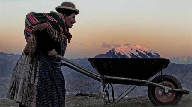 Facebook: campesina 'carga' una montaña y da la vuelta al mundo - 1