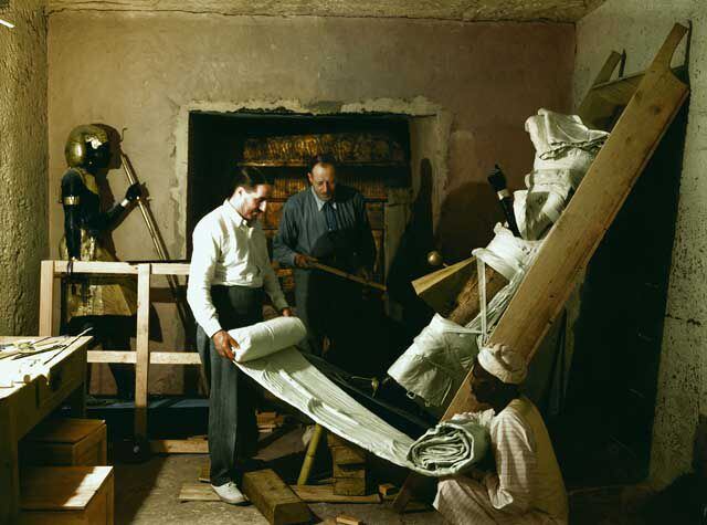 Carter, Callender, and an Egyptian worker wrap one of the sentinel statues that guarded the tomb of the pharaoh in November 1923. 
