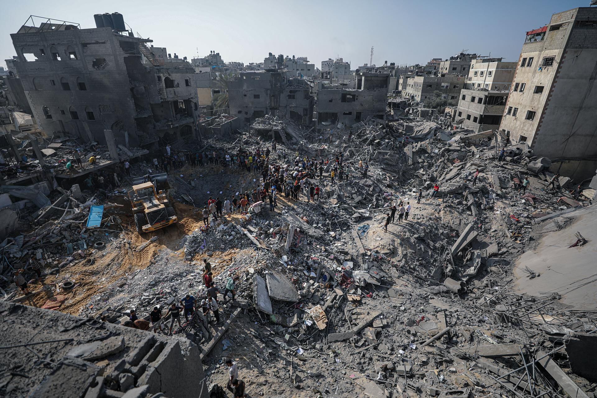 Palestinians search for bodies and survivors in the rubble after Israeli airstrikes against Al Falouja, in the city of Jabalia, north of Gaza, on November 1, 2023. (EFE/EPA/MOHAMMED SABLE).
