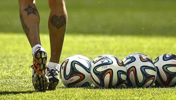 FIFA amplía sanción a portavoz brasileño por agresión a Pinilla