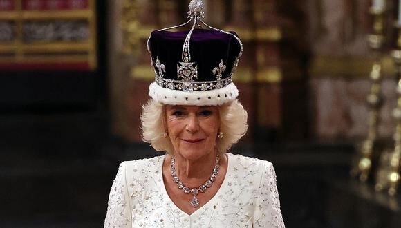 La británica Camilla camina con una versión modificada de la corona de la reina María durante la ceremonia de coronación dentro de la Abadía de Westminster en el centro de Londres, el 6 de mayo de 2023. (Foto de Richard POHLE / PISCINA / AFP)