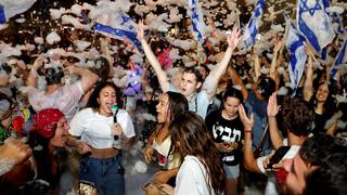 Tel Aviv festeja la partida de Netanyahu con espuma y banderas 