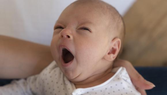el bostezo de un bebé también puede significar sueño o aburrimiento. (Foto: Freepik)