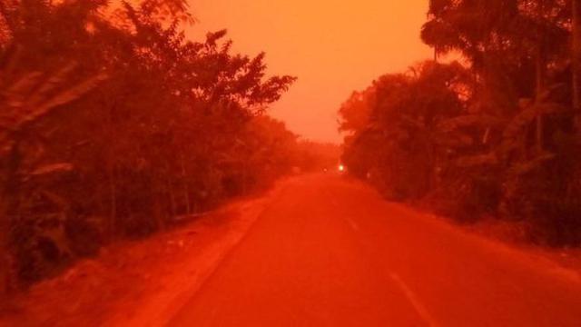 El pueblo de Mekar Sari se tiñó de un rojo profundo. (Foto: EKA WULANDARI)