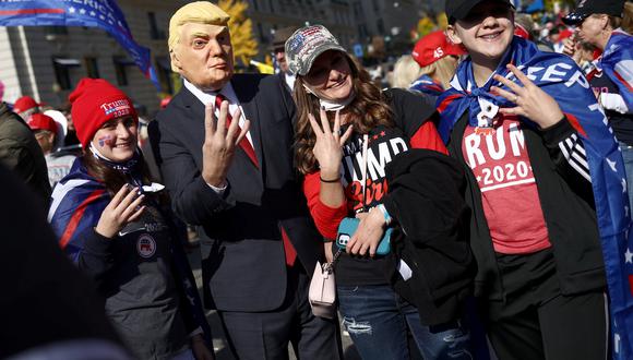 Miles de simpatizantes de Donald Trump se movilizaron el sábado en Washington DC en la marcha "Detengan el robo". Los seguidores del presidente no aceptan la victoria del demócrata Joe Biden en las elecciones. (Reuters)