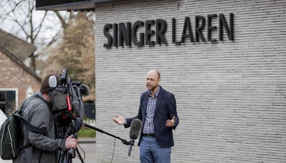El director del museo Singer Laren, Evert van Os, en conferencia de prensa tras el robo de la valiosa pintura. El funcionario reveló que los ladrones ingresaron al museo a las tres de la madrugada.  (Foto: AFP)