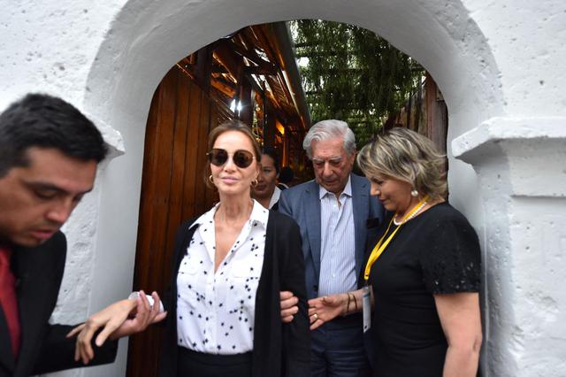 Isabel Preysler y Mario Vargas Llosa durante su visita a Arequipa en 2017. (Foto: AFP)