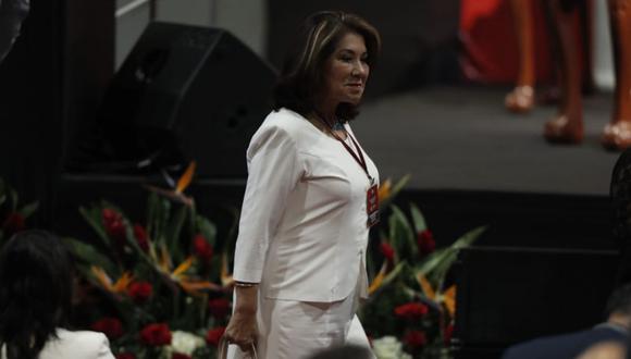 Ni bien recibió sus credenciales como congresista electa, Martha Chávez prefirió no posar para la foto oficial junto con el presidente Martín Vizcarra (Foto: César Campos)