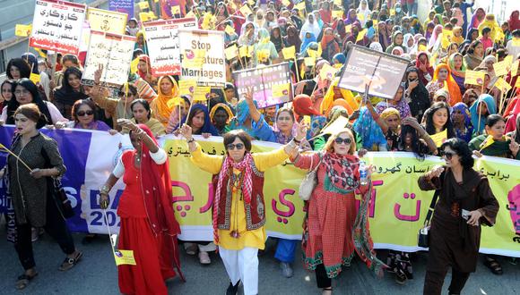Mujeres paquistaníes sostienen pancartas durante una manifestación para conmemorar el día Internacional de la Mujer en Hyderabad, Pakistán, 08 de marzo de 2024. EFE/EPA/NADEEM KHAWAR