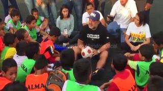 Maradona y una charla con niños que les llegará al corazón
