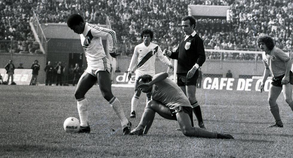 Perú versus Colombia. Ocurrió en el Estadio Nacional de Lima, el 16 de agosto de 1981. Julio César Uribe dominaba el balón, más atrás César Cueto espera una genialidad del 'Diamante'. (Foto: GEC Archivo Histórico)