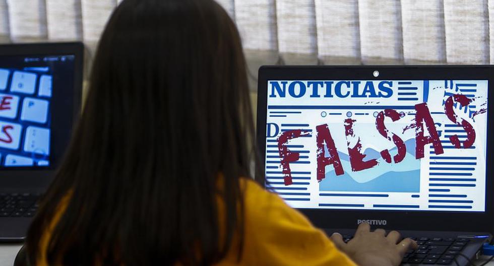 Students of Unified Educational Centers (CEU) attend a lesson on 'Fake News: access, security and veracity of information', in Sao Paulo, Brazil on June 21, 2018. - Media analysis is a compulsory subject in Brazilian schools. (Photo by Miguel SCHINCARIOL / AFP)