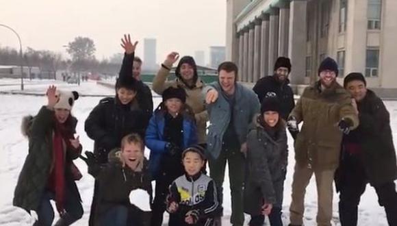 Antes del arresto, todo era alegría para Otto Warmbier (cuarto hombre de derecha a izquierda) y sus compañeros del tour en Corea del Norte. (Foto: Austin Warmbier)
