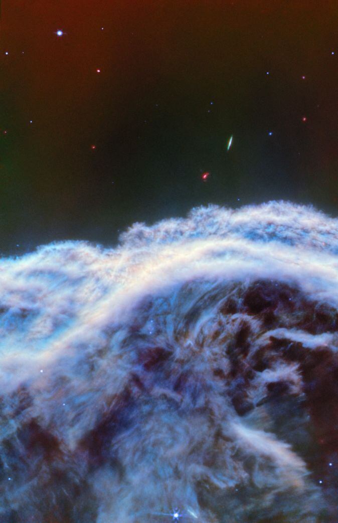 La nebulosa Cabeza de caballo se encuentra localizada a unos 1.300 años luz en la constelación de Orión. Su icónica silueta de la cabeza de un caballo surge de lo que parecen ser olas agitadas de espuma interestelar.