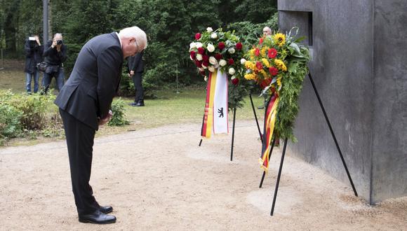 El presidente de Alemania, Frank-Walter Steinmeier, se inclina ante el memorial de los homosexuales perseguidos por el nazismo. (Foto: AP/Ralf Hirschberger)