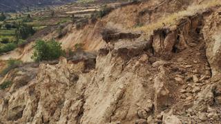 Falla geológica afecta carreteras y terrenos de cultivos en distrito ancashino de Aczo