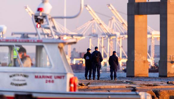 El personal de rescate se reúne en la orilla del río Patapsco después de que un buque portacontenedores derribara el puente Francis Scott Key en Baltimore, Maryland, EE. UU., el 26 de marzo de 2024 | Foto: EFE/EPA/JIM LO SCALZO