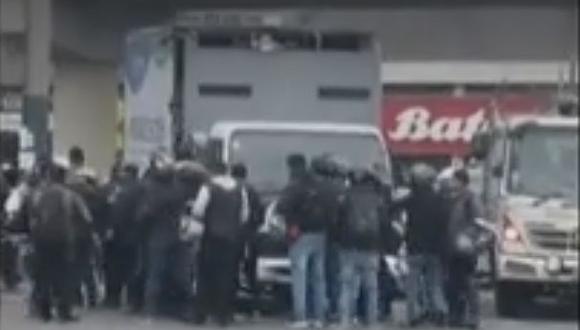 Un enfrentamiento entre fiscalizadores y motociclistas se registró esta mañana en el Óvalo Higuereta. (Captura: Canal N)