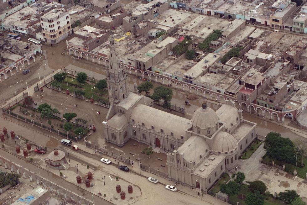 En esta vista aérea de la ciudad de Ica se ve la magnitud de los daños ocasionados por el desborde del río Ica. (Foto GEC Archivo Histórico)