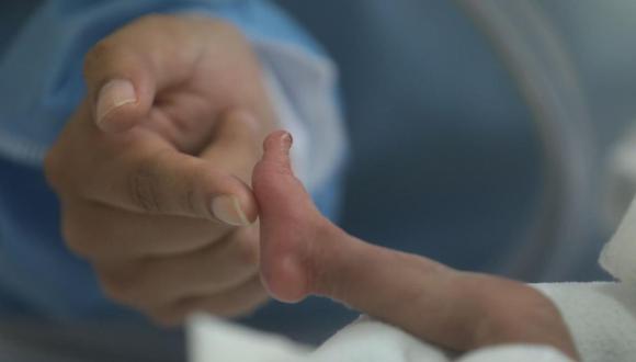 El bebé fue trasladado desde el aérea aislada del Servicio de Neonatología hacia el área no COVID de recién nacidos del mencionado establecimiento de salud. (Foto: Essalud)