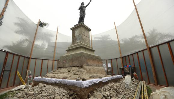 La estatua de La Libertad, en la Plaza Francia, fue un regalo de la colonia por el centenario de la independencia peruana. Su base original es de granito, pero alguna gestión municipal la cubrió de cemento (Foto: Alessandro Currarino).