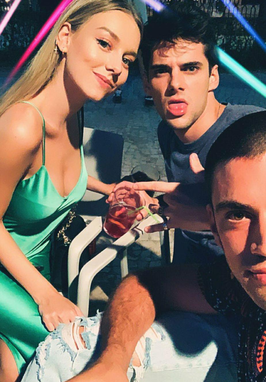 En agosto se dejaron ver en una fiesta junto al productor ejecutivo de "Élite" Diego Betancor (Foto: Instagram)