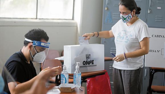A mediados de abril el ministro de Salud, Óscar Ugarte, indicó que los miembros de mesa no podrán ser vacunados antes de la segunda vuelta de las elecciones. Fotos: MARIO ZAPATA NIETO / GEC