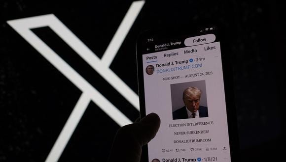 Esta fotografía ilustrativa muestra la fotografía policial del expresidente estadounidense Donald Trump en X (anteriormente Twitter), el 24 de agosto de 2023. (Foto de Chris Delmas / AFP)