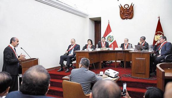 Los miembros del TC en la audiencia de ayer en Arequipa. Su titular, Ernesto Blume, dijo que su organismo resolverá con objetividad. (Foto: Consejo de la Prensa Peruana)