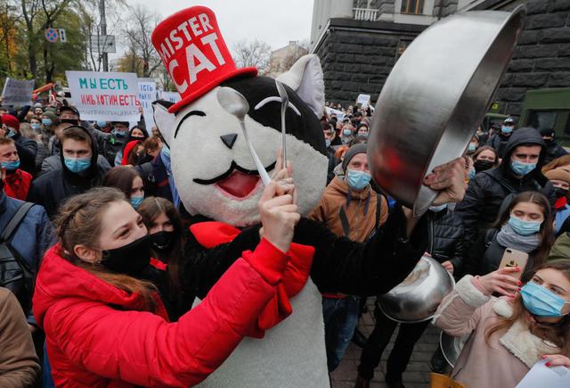 Los manifestantes reunidos en Kiev, en su mayoría empleados de restaurantes y cines de la capital, llevaban carteles que proclamaban “¡Déjenme trabajar!” o “Sin trabajo, sin impuestos”. (EFE/EPA/SERGEY DOLZHENKO).