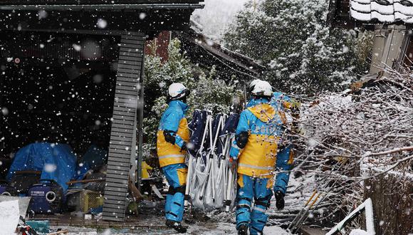 Rescatistas realizan búsquedas de sobrevivientes mientras la nieve obstaculiza las operaciones de rescate en la ciudad de Suzu, prefectura de Ishikawa, el 7 de enero de 2024. (Foto de JIJI Press / AFP)