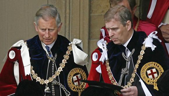 El príncipe Carlos (izquierda) y el príncipe Andrés de Gran Bretaña parten después de asistir al servicio de la Jarretera en la Capilla de San Jorge en el Castillo de Windsor, en el sureste de Inglaterra, el 18 de junio de 2007. (LEON NEAL / POOL / AFP).