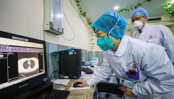 Médicos chinos revisan los resultados de una tomografía realizada a un paciente con coronavirus en la ciudad de Wuhan. La OMS sospecha sobre el manejo inicial de la pandemia por parte del gobierno de Beijing, por lo que está enviando una misión especial para investigar el brote. (Foto: Archivo EFE)