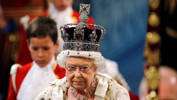 La reina Isabel II de Gran Bretaña, con la Corona del Estado Imperial, en una imagen del 27 de mayo de 2015. (SUZANNE PLUNKETT / AFP).