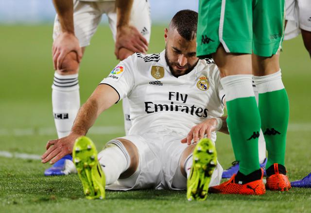 Real Madrid vs. Real Betis: Karim Benzema y la lesión que provocó su salida del partido. | Foto: Reuters