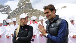 Federer se divierte al tenis con esta belleza en los Alpes